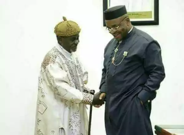 Akwa Ibom Governor Criticized For Greeting A Paramount Ruler Like This